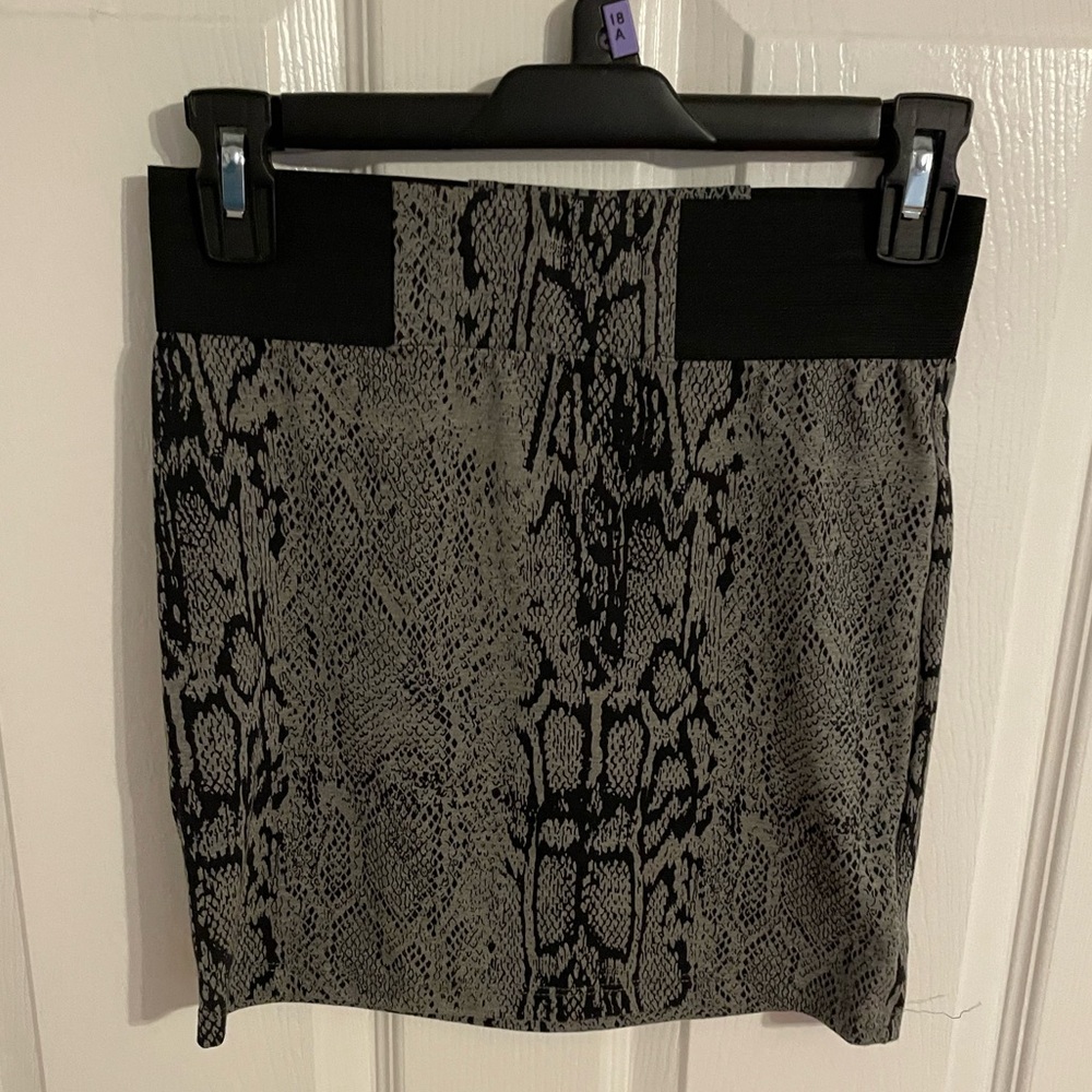Vintage y2k sexy Guess black and grey snakeskin mini skirt